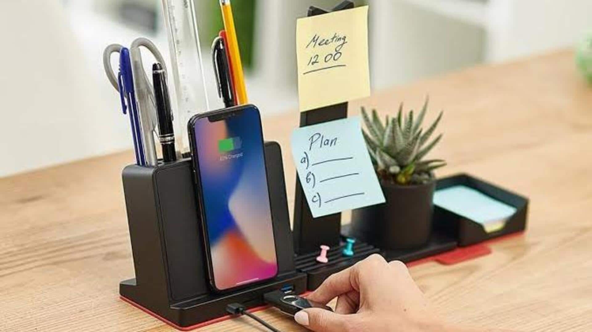 デスクスペースを最大化するスマートデバイスオーガナイザー