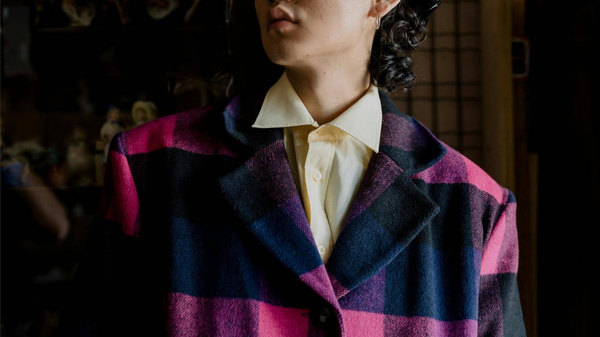 冬のモダンファッション：チェック柄で暖かく