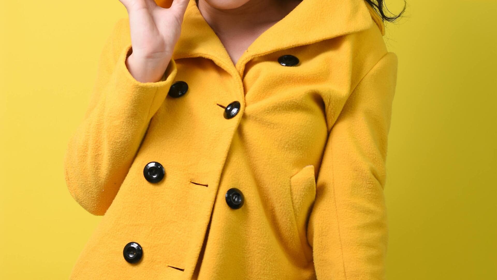 冬のワードローブを明るいレモンパレットで刷新