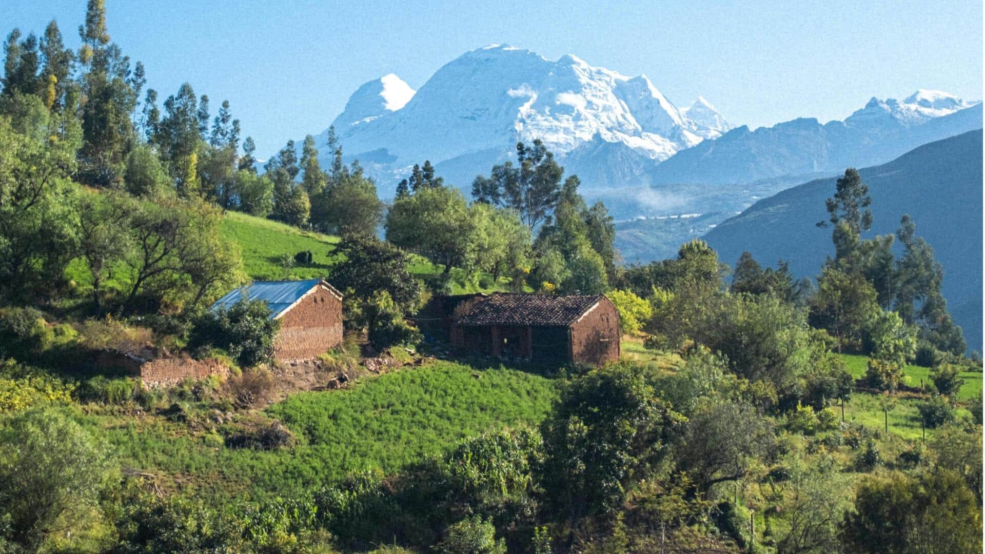 アンデスの高原村: ヨーロッパ風建築の魅力