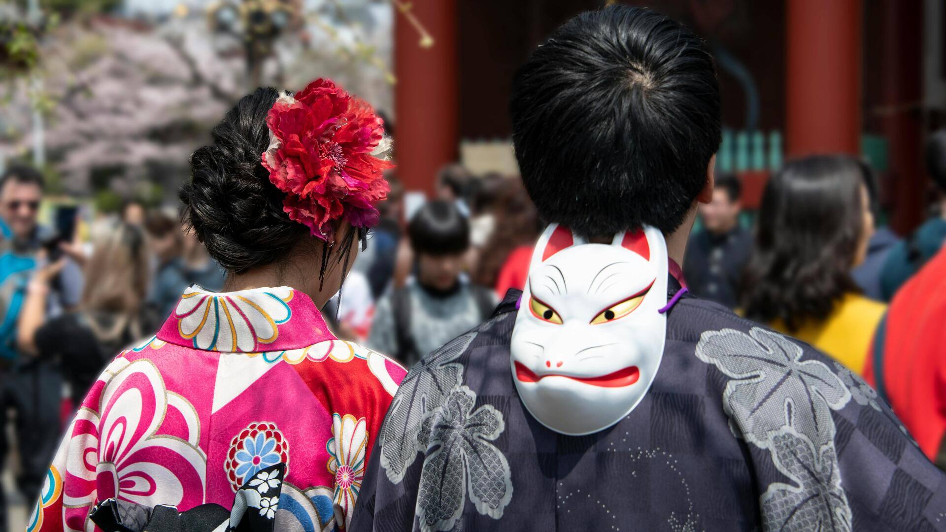 日本の伝統的な海辺の神社祭りの服装