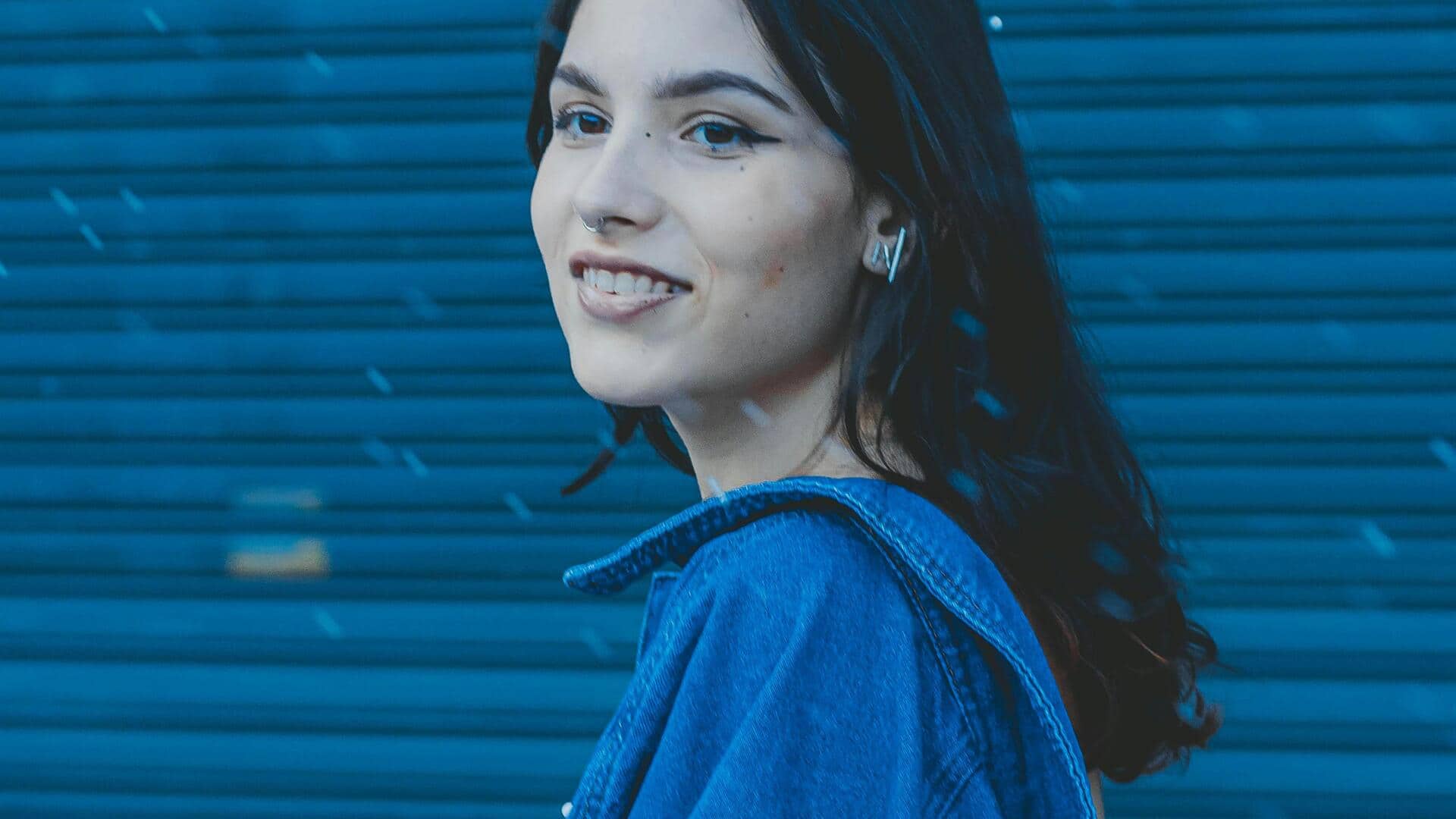 冬のワードローブを格上げする藍色アクセントパレット5選