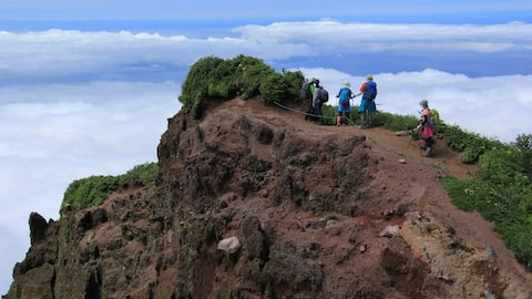 魅惑の利尻島で山岳トレッキングを楽しむ