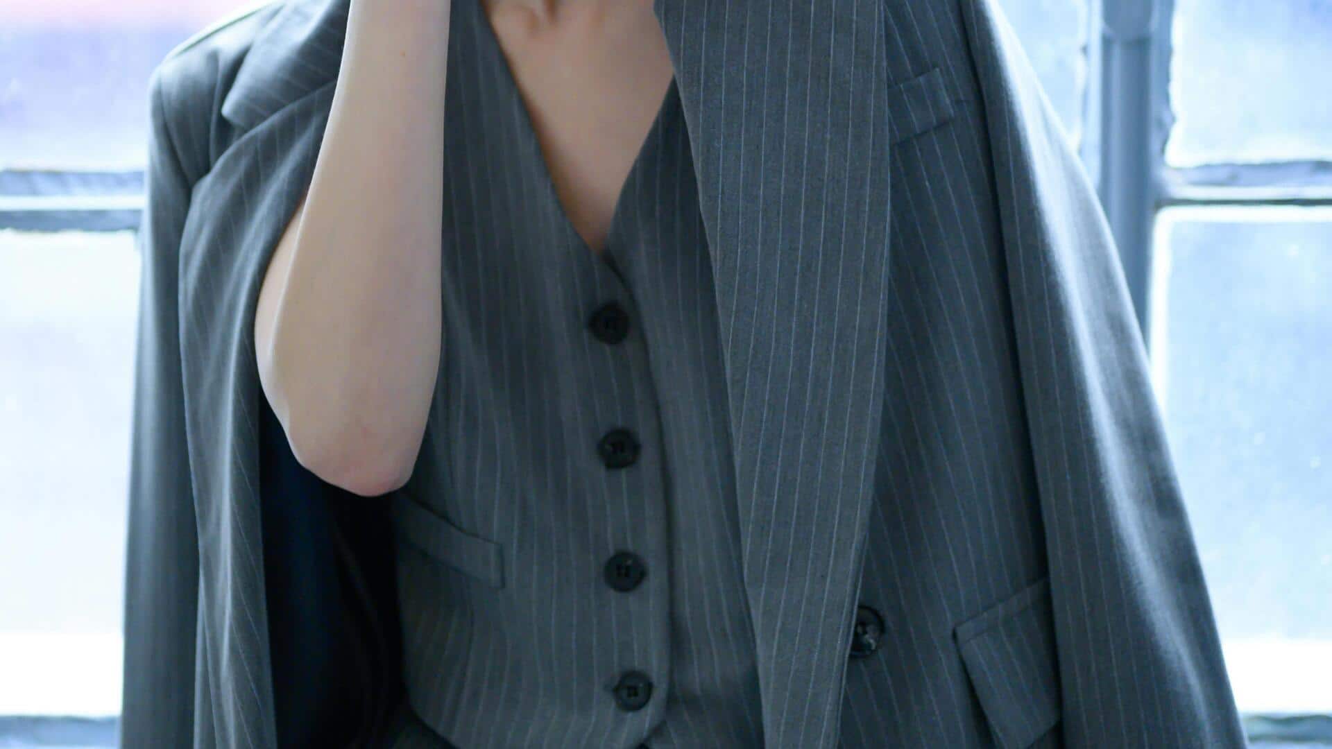 ピンストライプベストで冬のモダンなスタイルを楽しむ