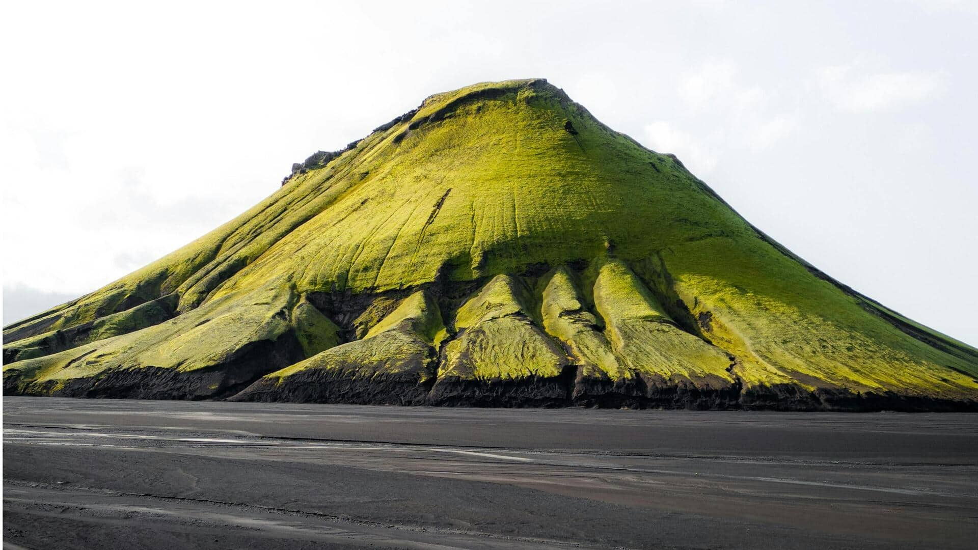 アイスランドのヘヴァルフィヤトル火山を探検しよう