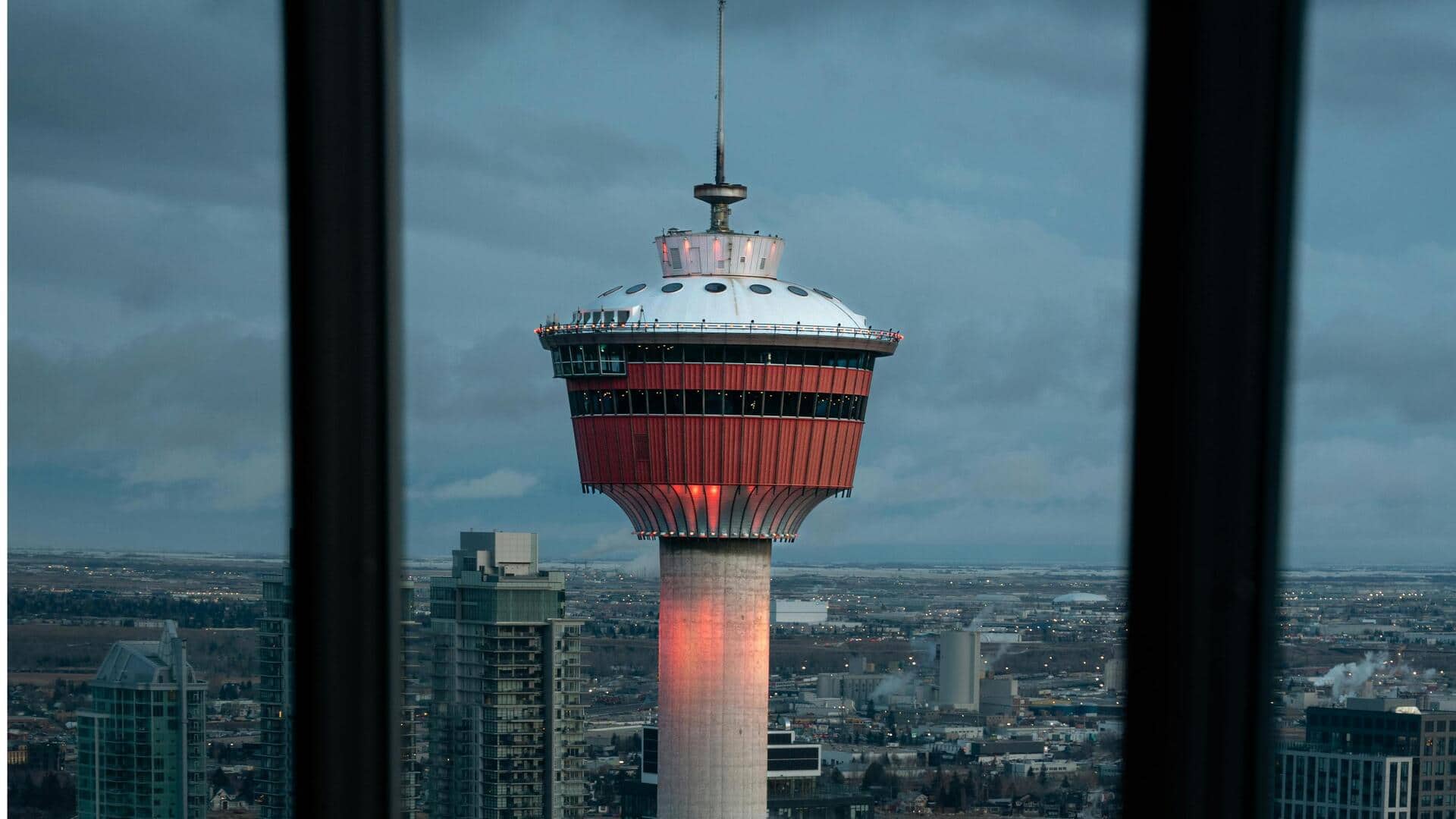 カルガリーの屋上パティオで楽しむ絶景ダイニング