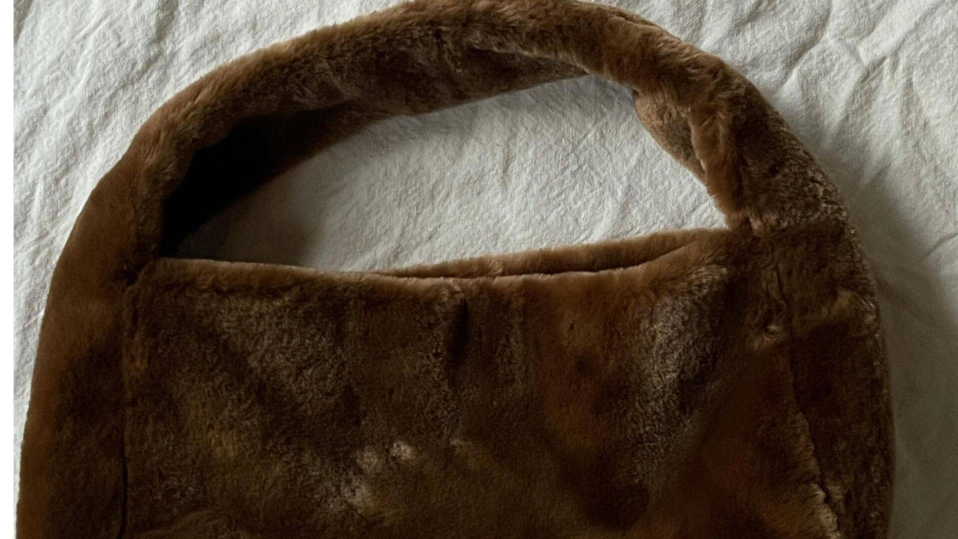 冬の外出にぴったりな5つのユニークなブークレバッグの組み合わせ