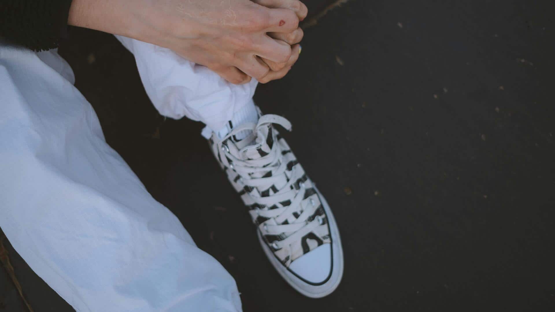 冬のハイカットキャンバススニーカーをスタイリングする方法