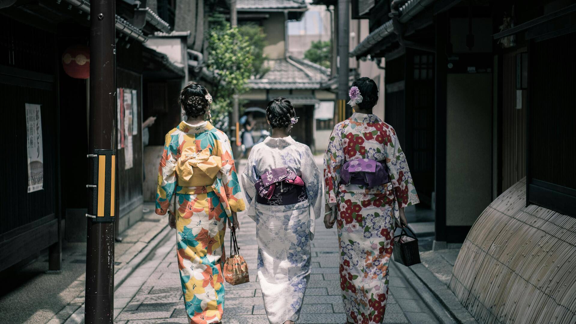 秋の神社巡りに最適な日本の伝統衣装