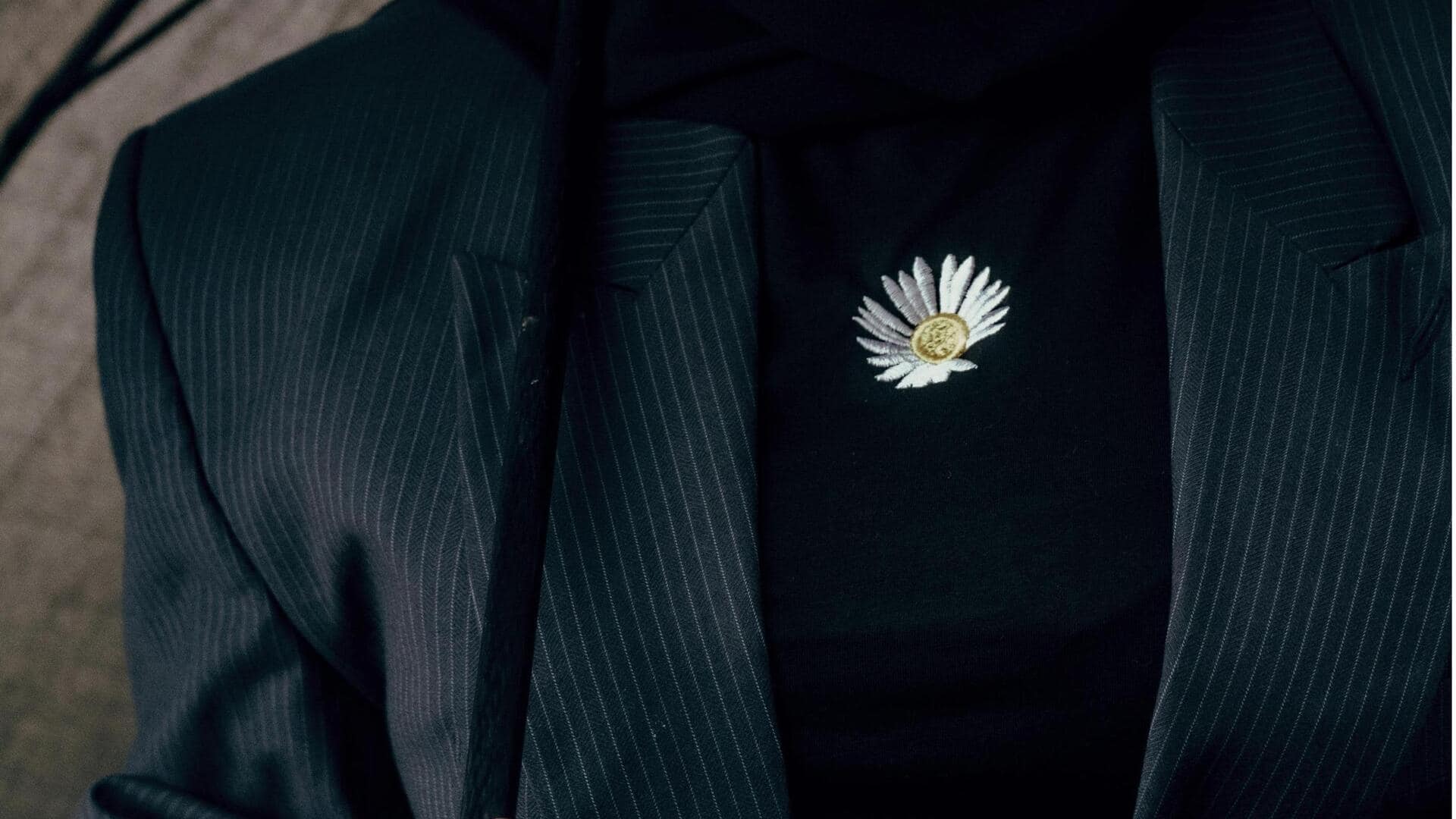 冬の日本の都市ファッションを格上げする5つのモダンブローチ