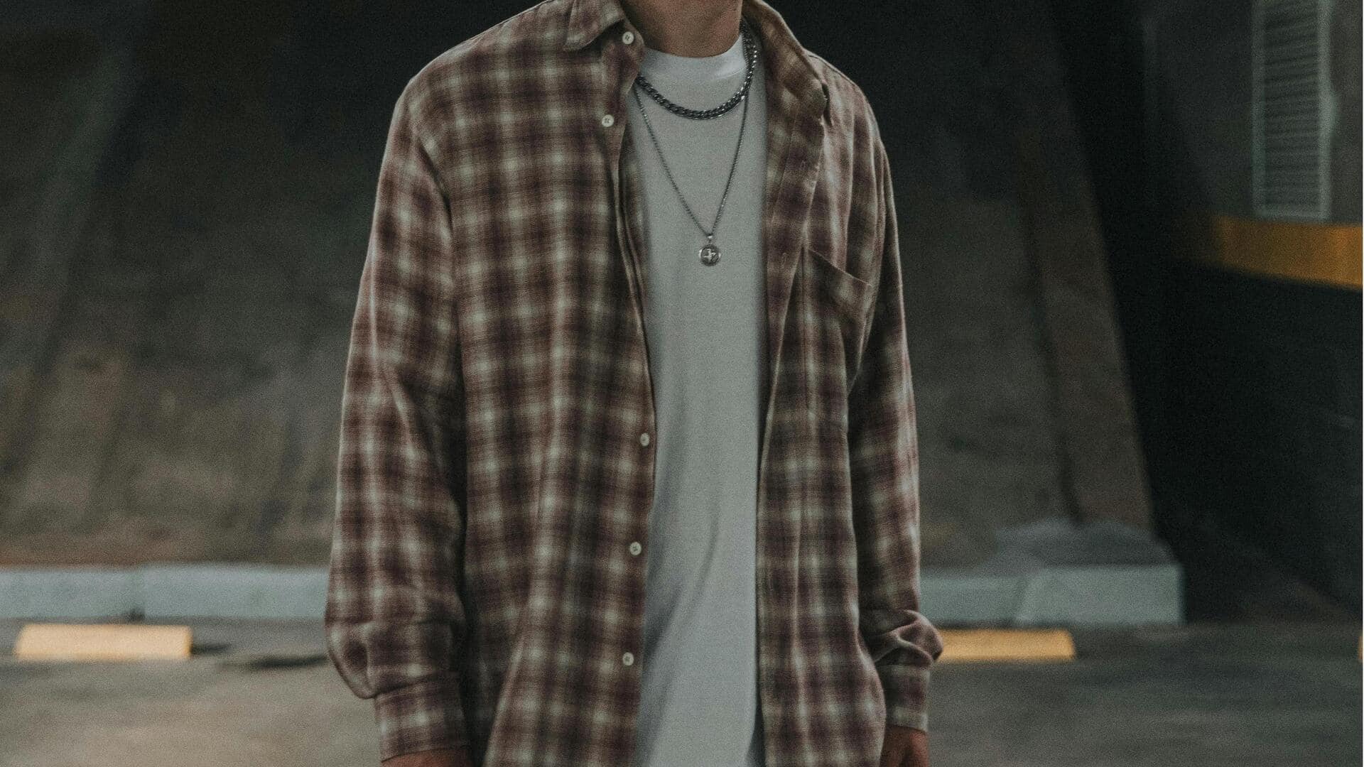 冬のビジネスカジュアルにぴったりな控えめなチェックシャツ5選