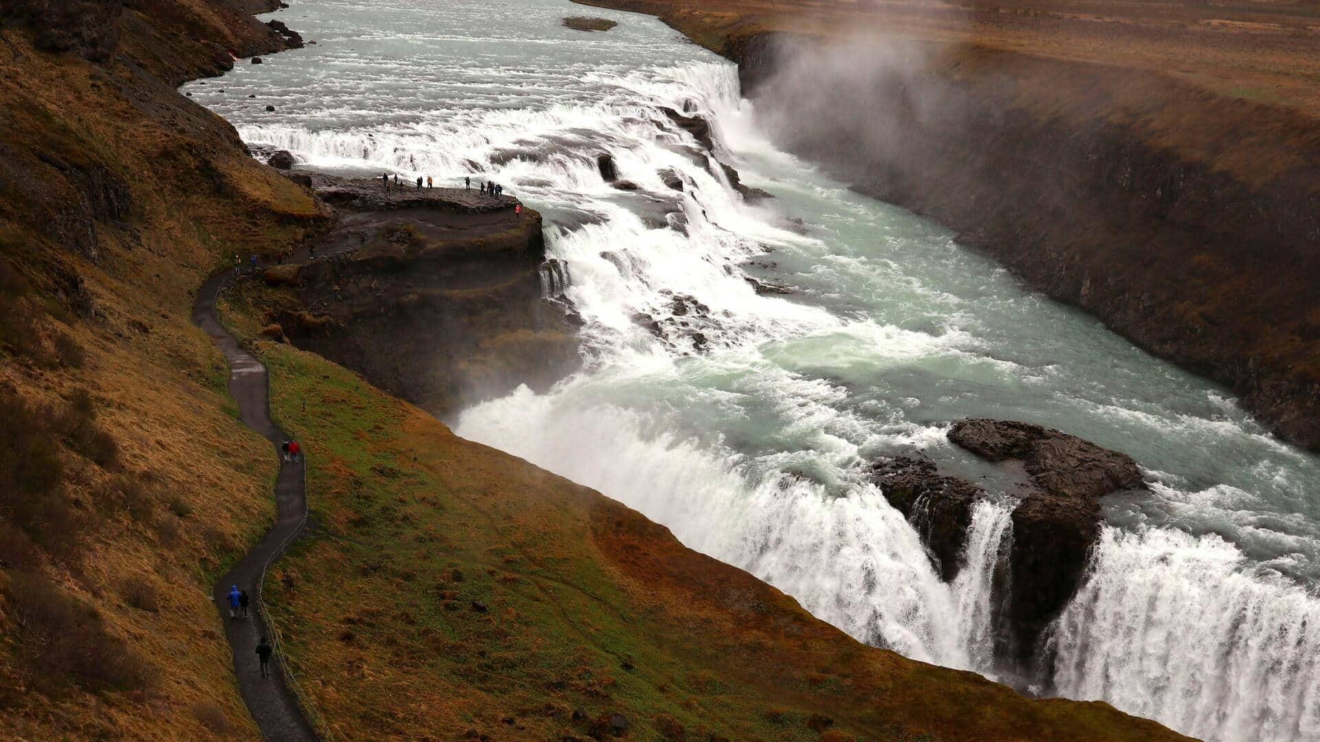 アイスランドの滝が旅人を魅了する理由