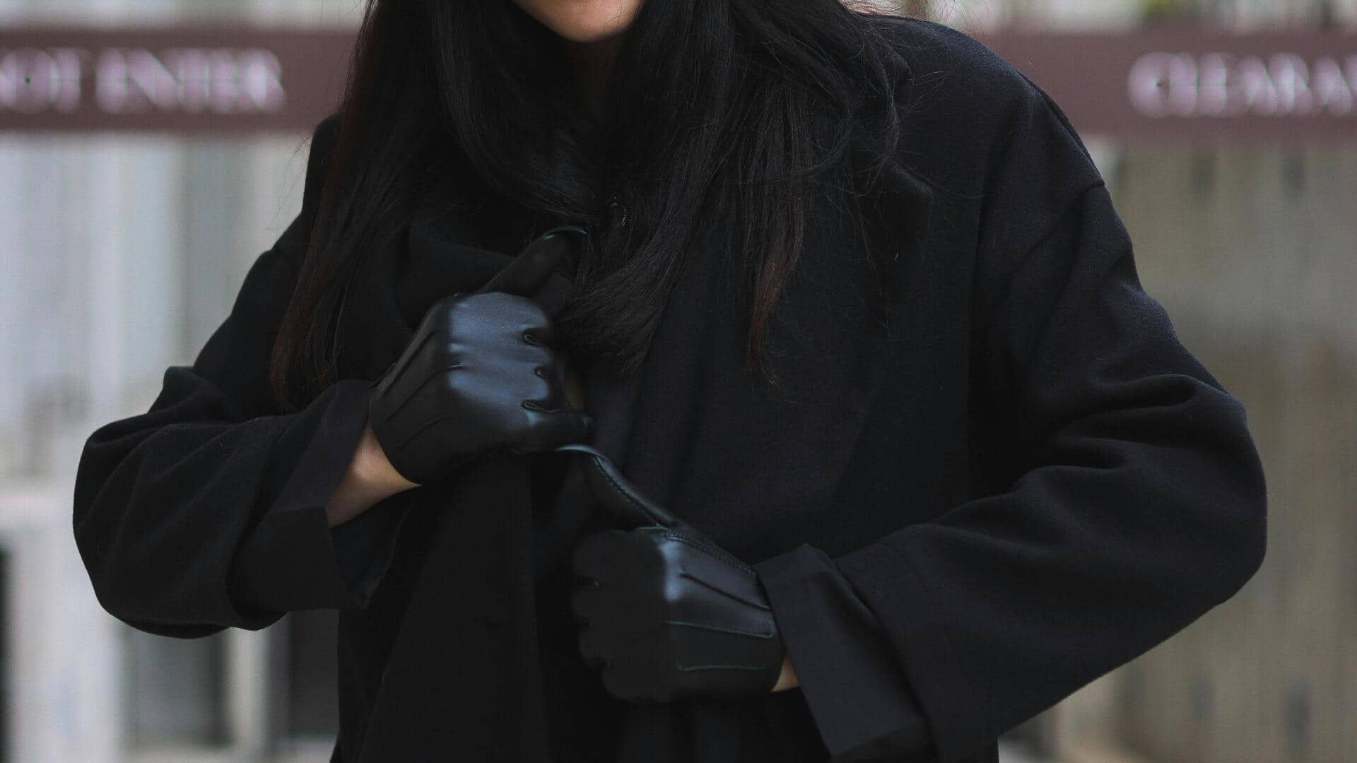 冬のビジネスカジュアルを格上げする日本のアクセサリー