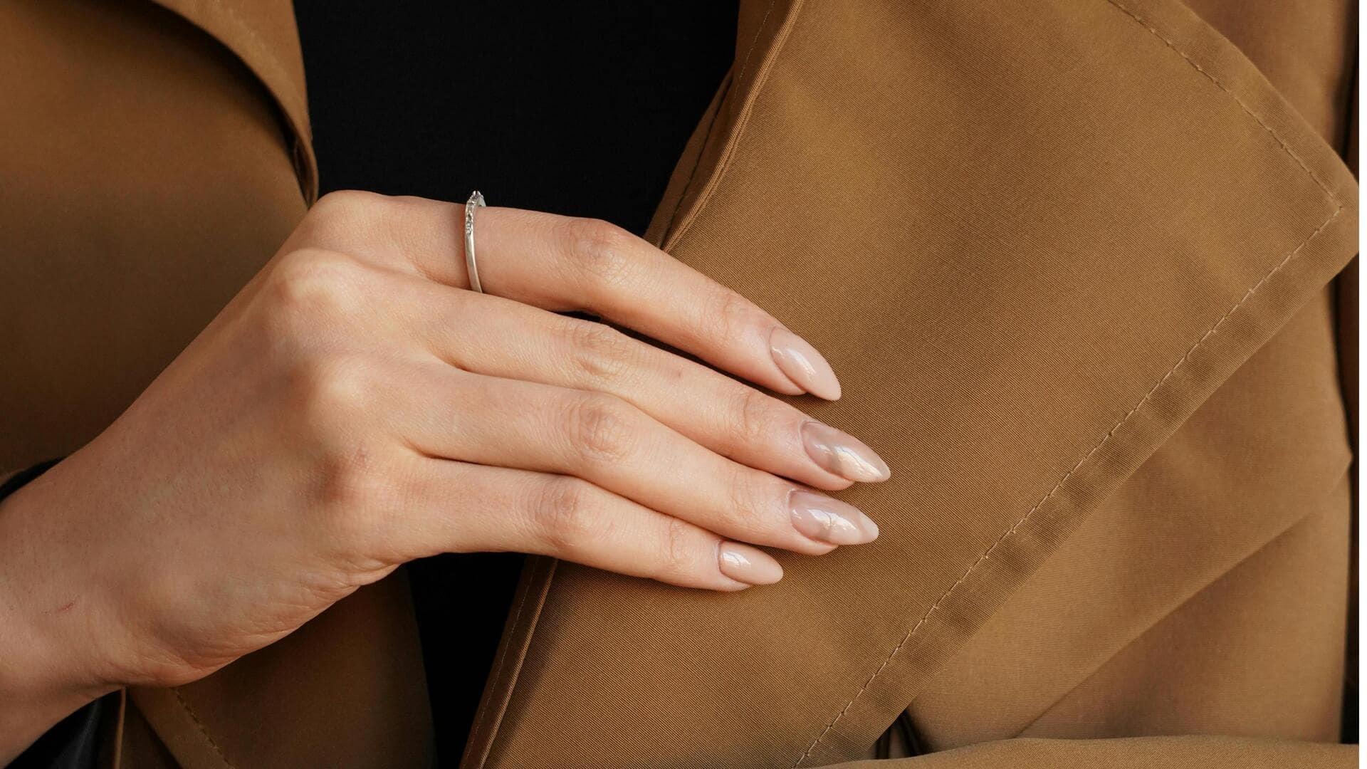 チェックシャツで冬の街をおしゃれに着こなす5つのレイヤリング方法