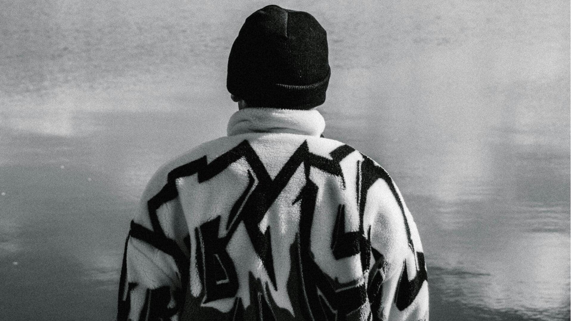 冬の日本ストリートファッションにおける大胆なプリント