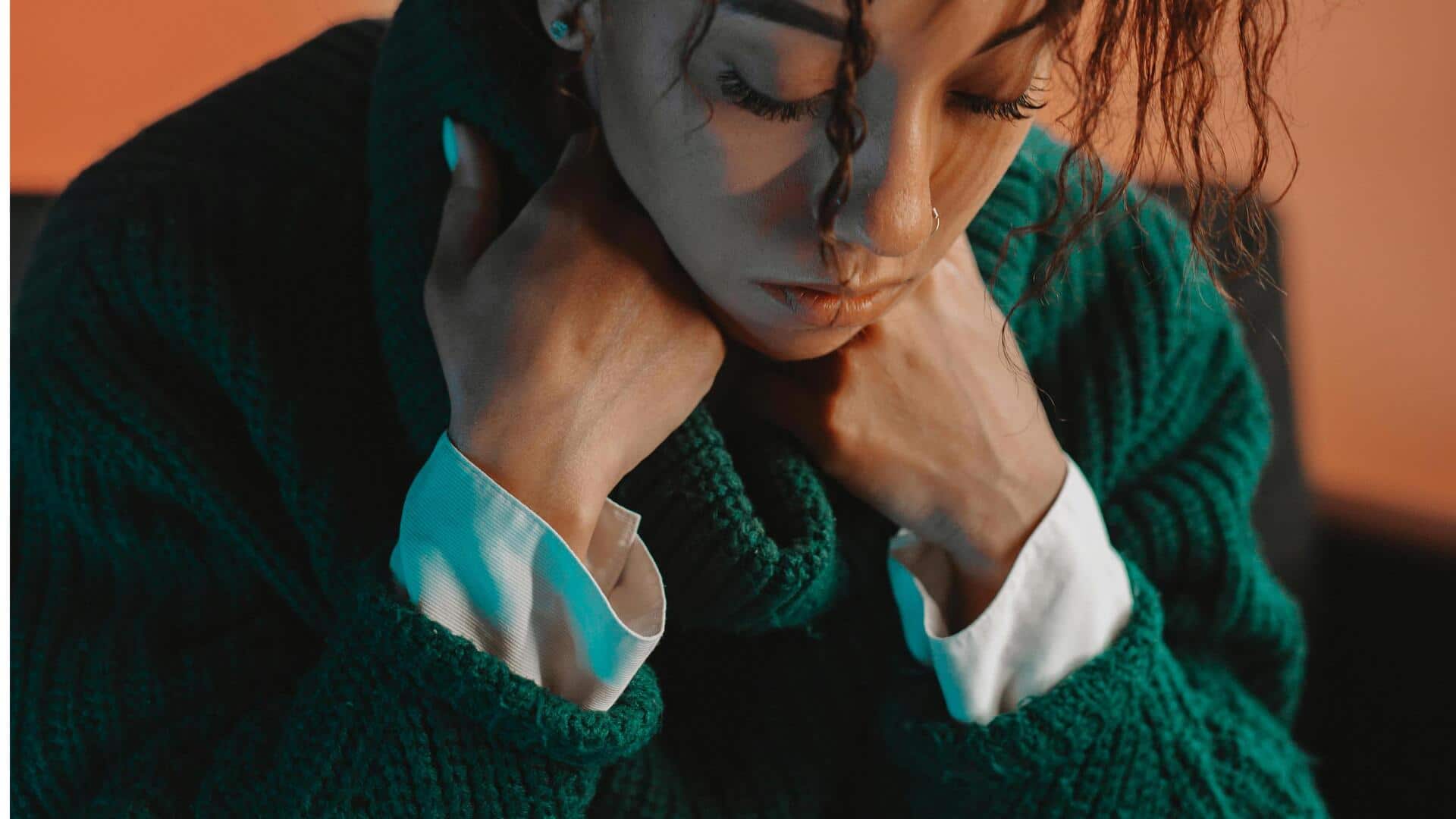 穏やかな冬のファッションを彩るミュートアーストーン