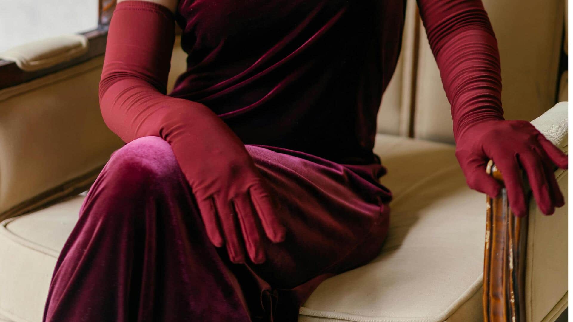 ベルベット手袋で冬のモダンファッションを引き立てる