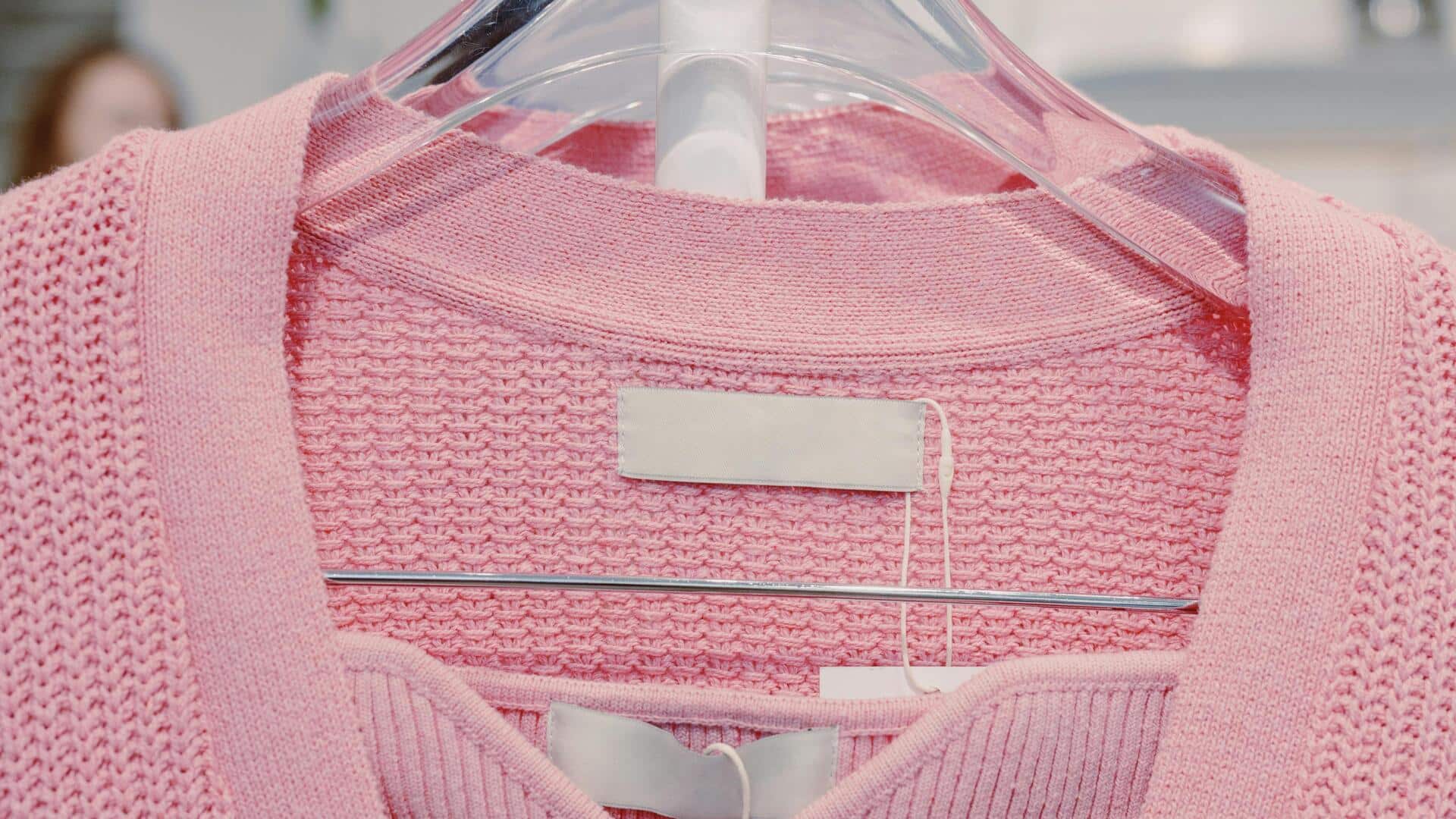 冬のロマンチックな装いにぴったりな5つのバラ色パレット