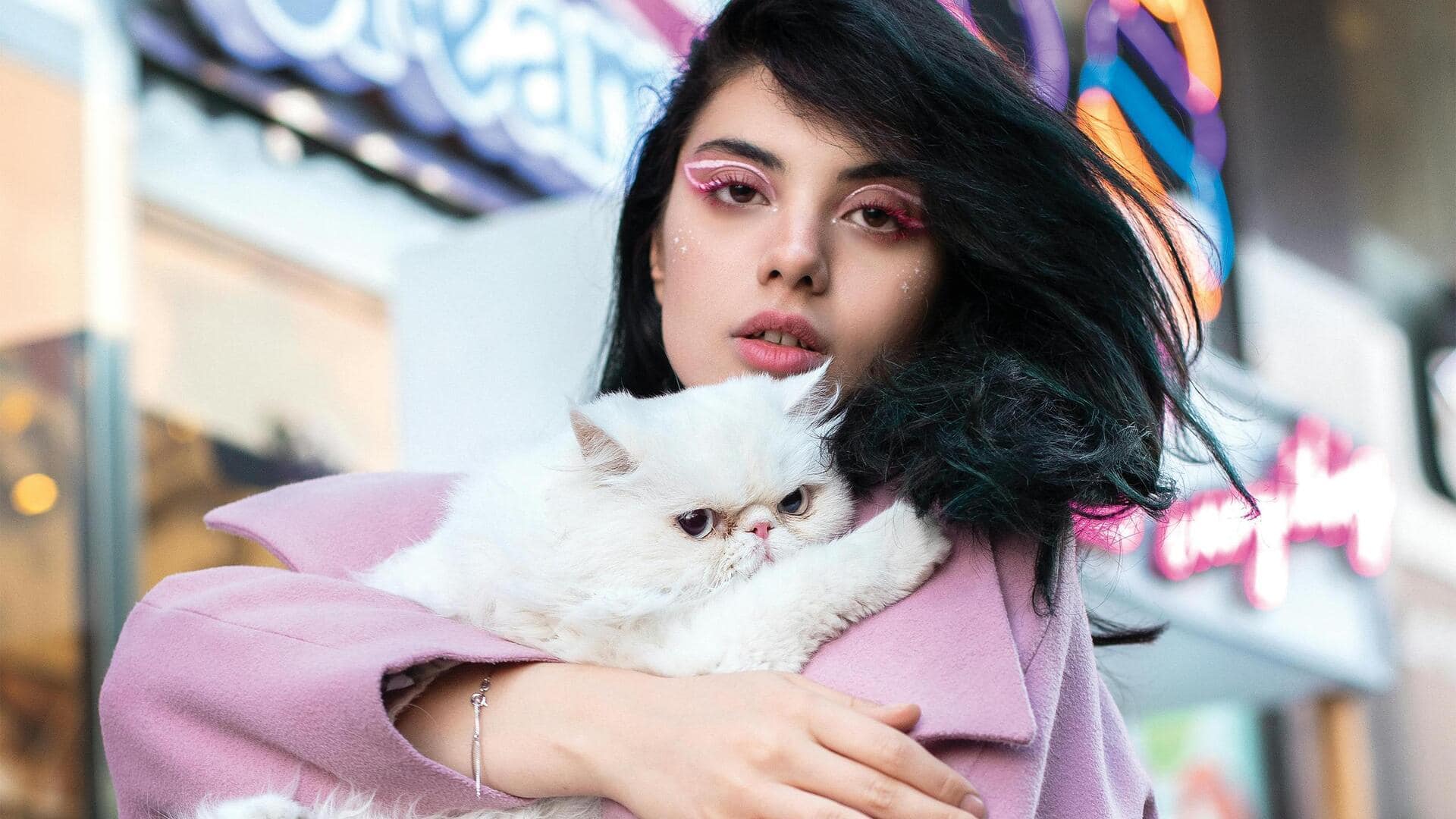 冬のワードローブを明るいソフトコーラルアクセサリーで彩る