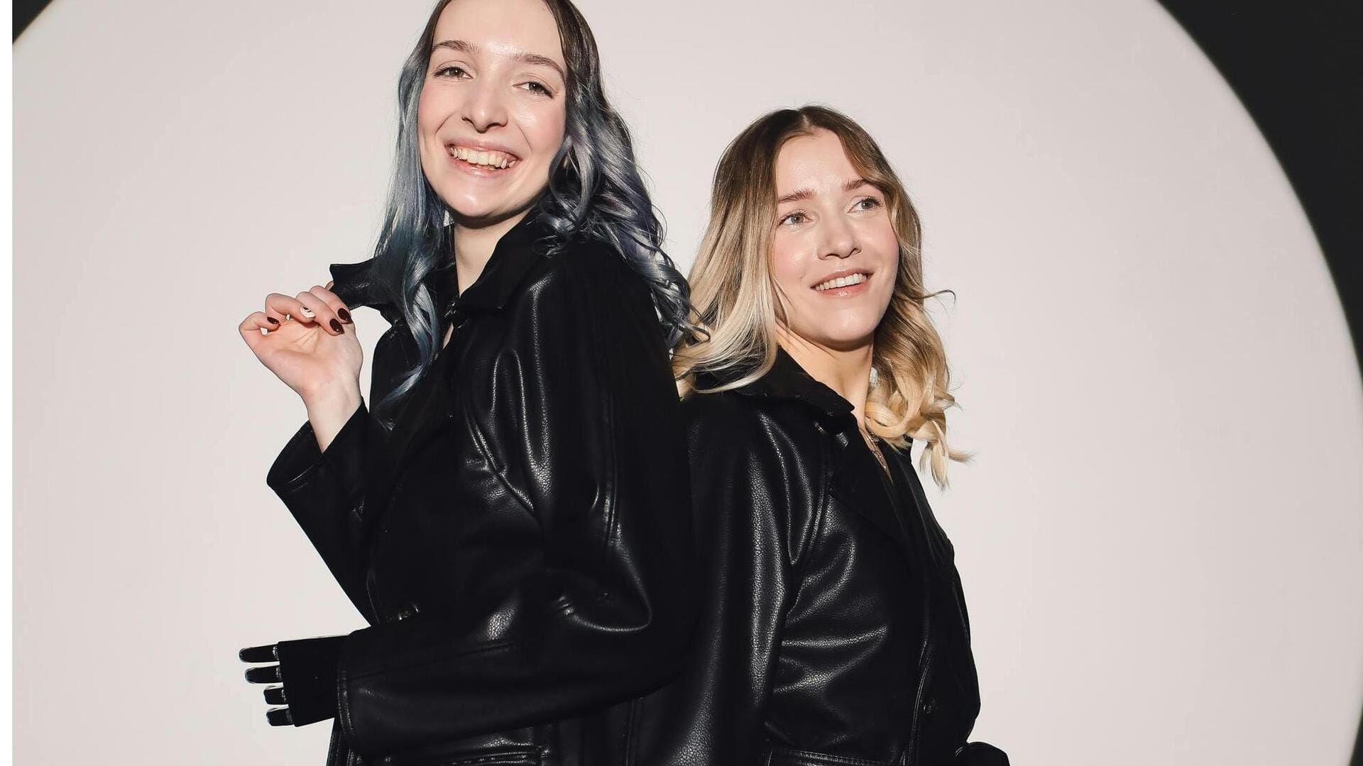 レザー仕立てコートで冬の装いにエッジを