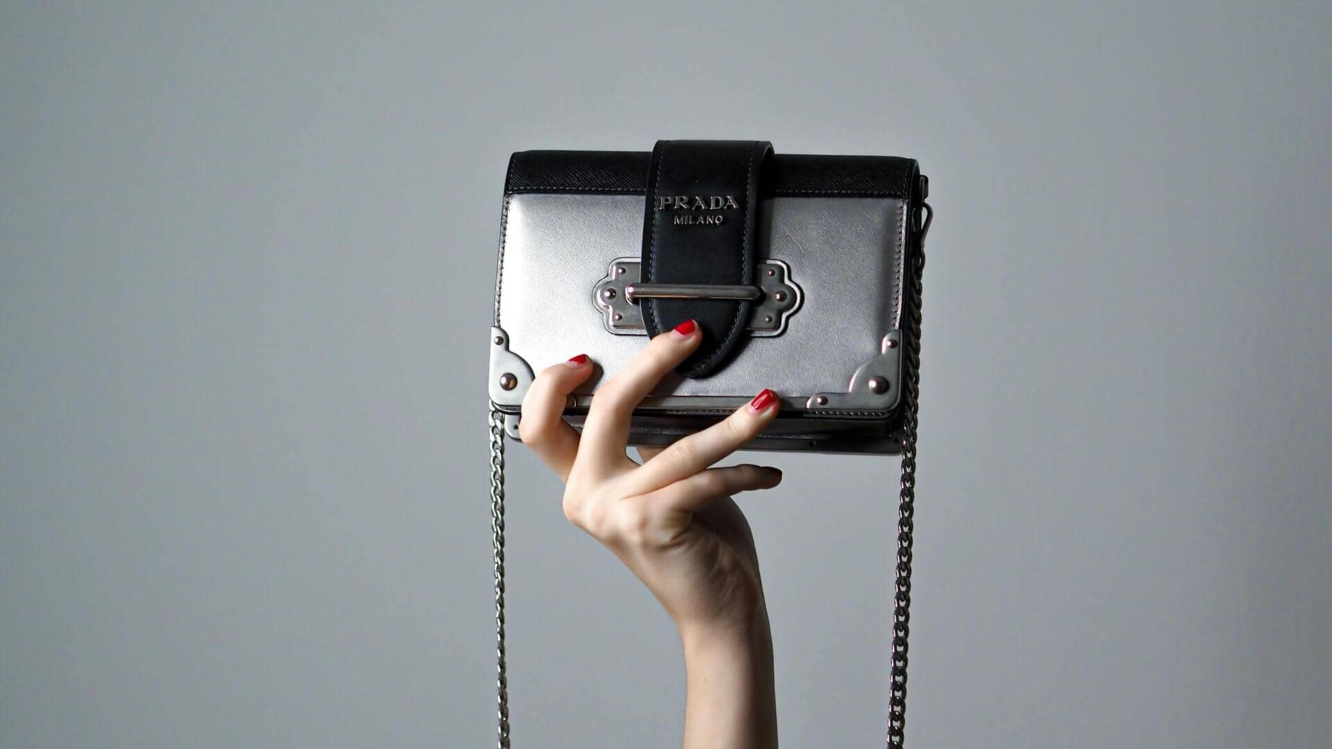 冬のミニマリズムにメタリックアクセントを