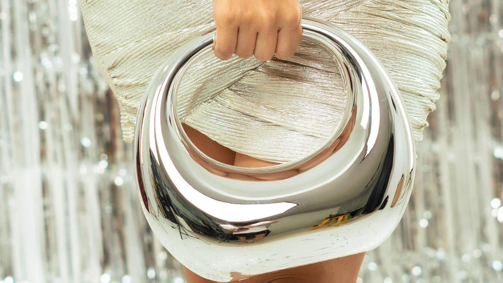 都会的な冬の装いを引き立てるグロス仕上げのミニハンドバッグ