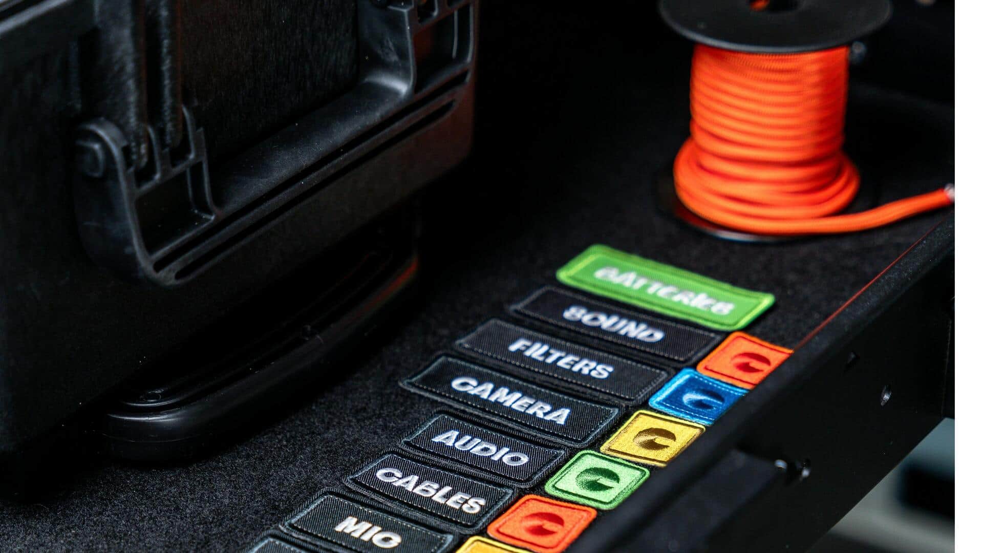 カラフルなケーブルでデバイス管理を簡単に