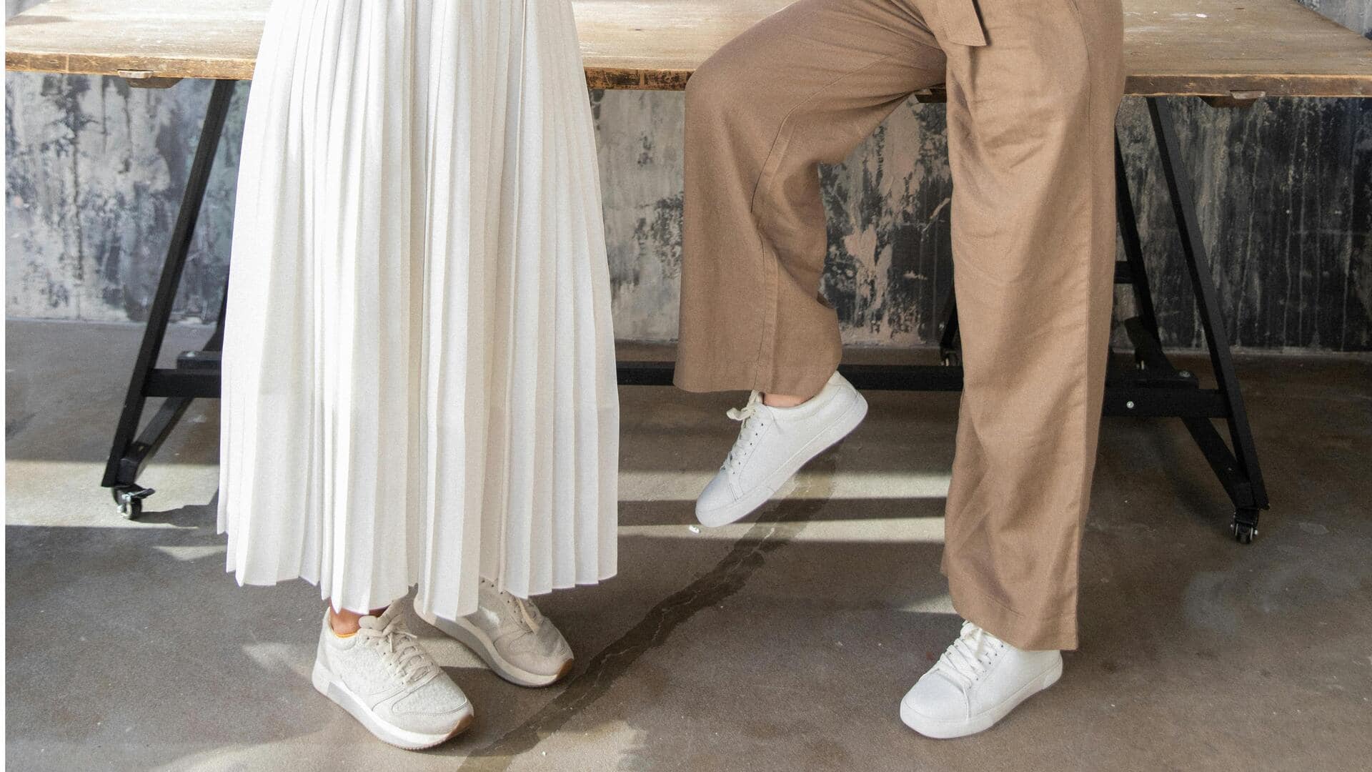 プリーツデザインで冬のビジネスカジュアルを格上げ