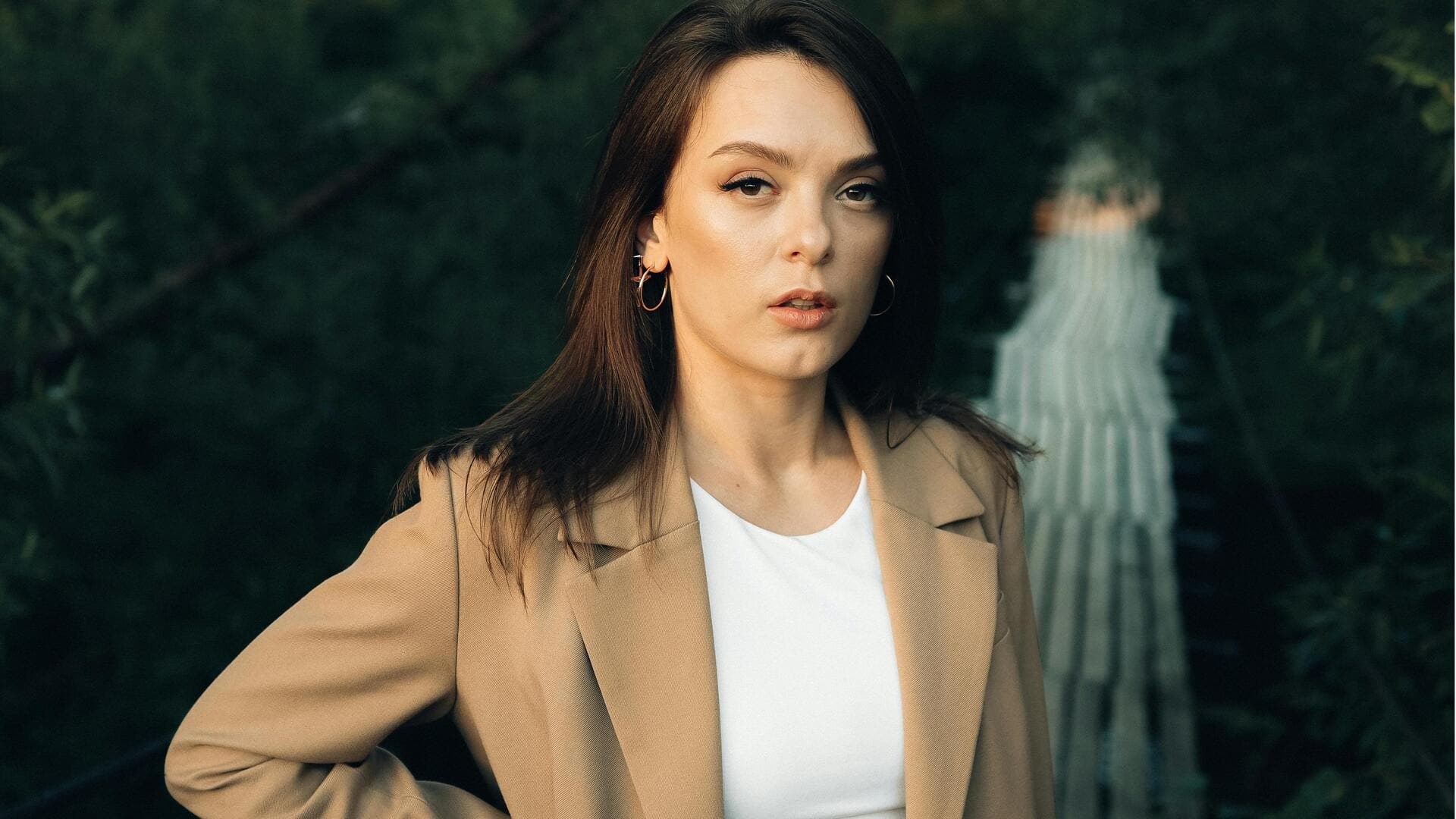 冬のストリートスタイルを格上げするダブルカラーのレイヤリング術