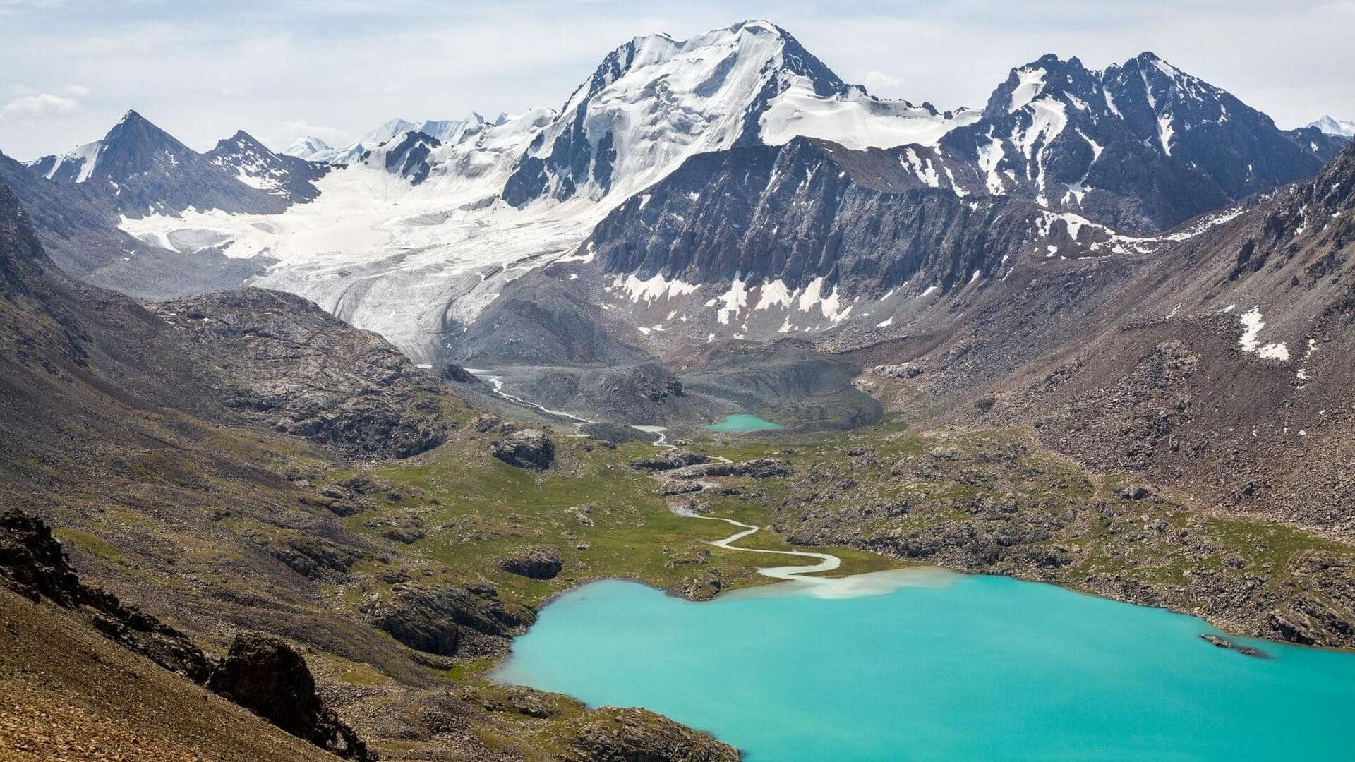 キルギスの天山山脈でのトップ5の山岳逃避