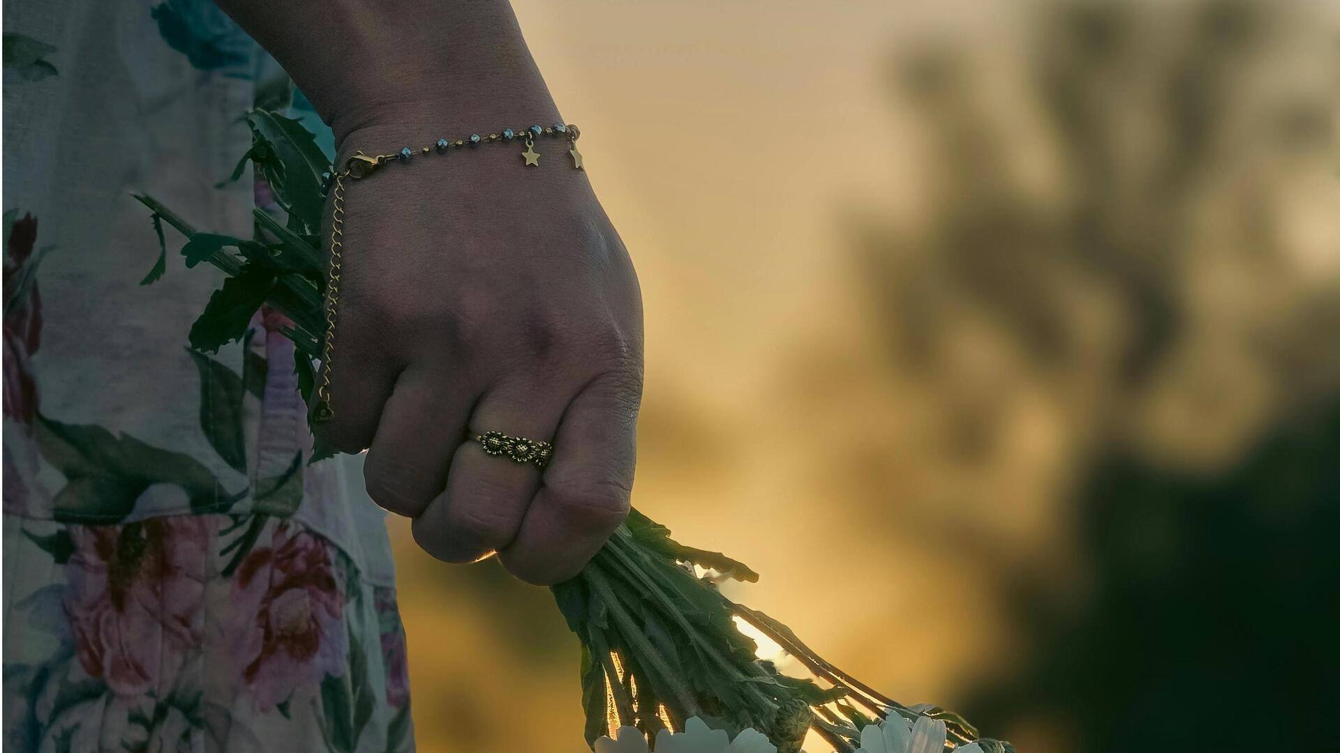 冬のビジネスカジュアルに最適な静電気防止アクセサリー5選