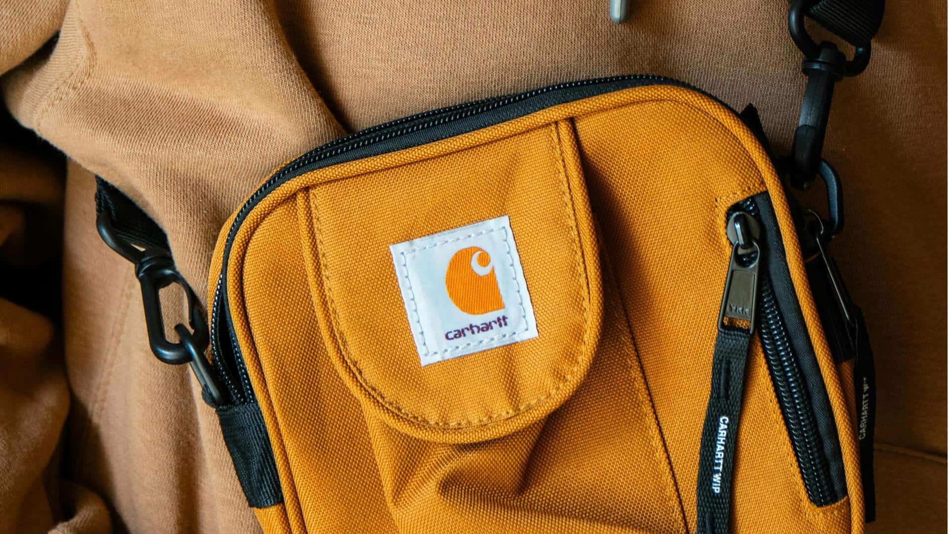 日本の秋ファッションを再定義するミュートマスタードトーン