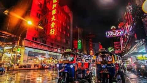 バンコクの夜、寺院とストリート文化の魅力