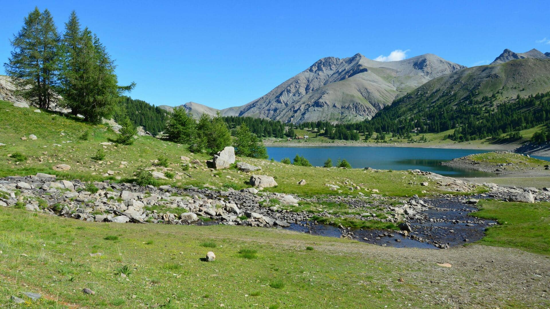 フランスのメルカンツール国立公園の静かなアルプスの村々