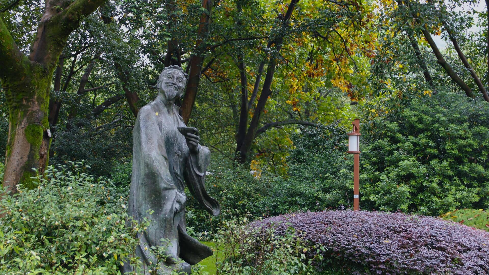 レイキャビクの彫刻公園を探る：都市の風景に溶け込むアート