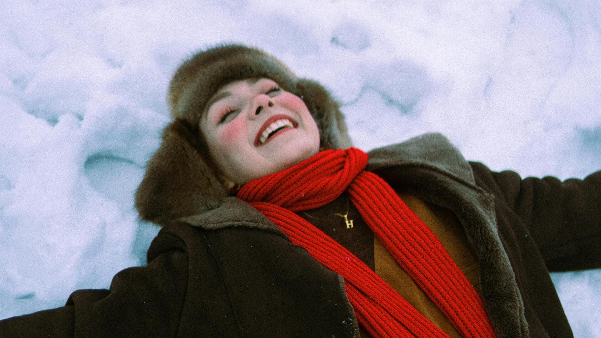 冬のファッションに赤いディテールを