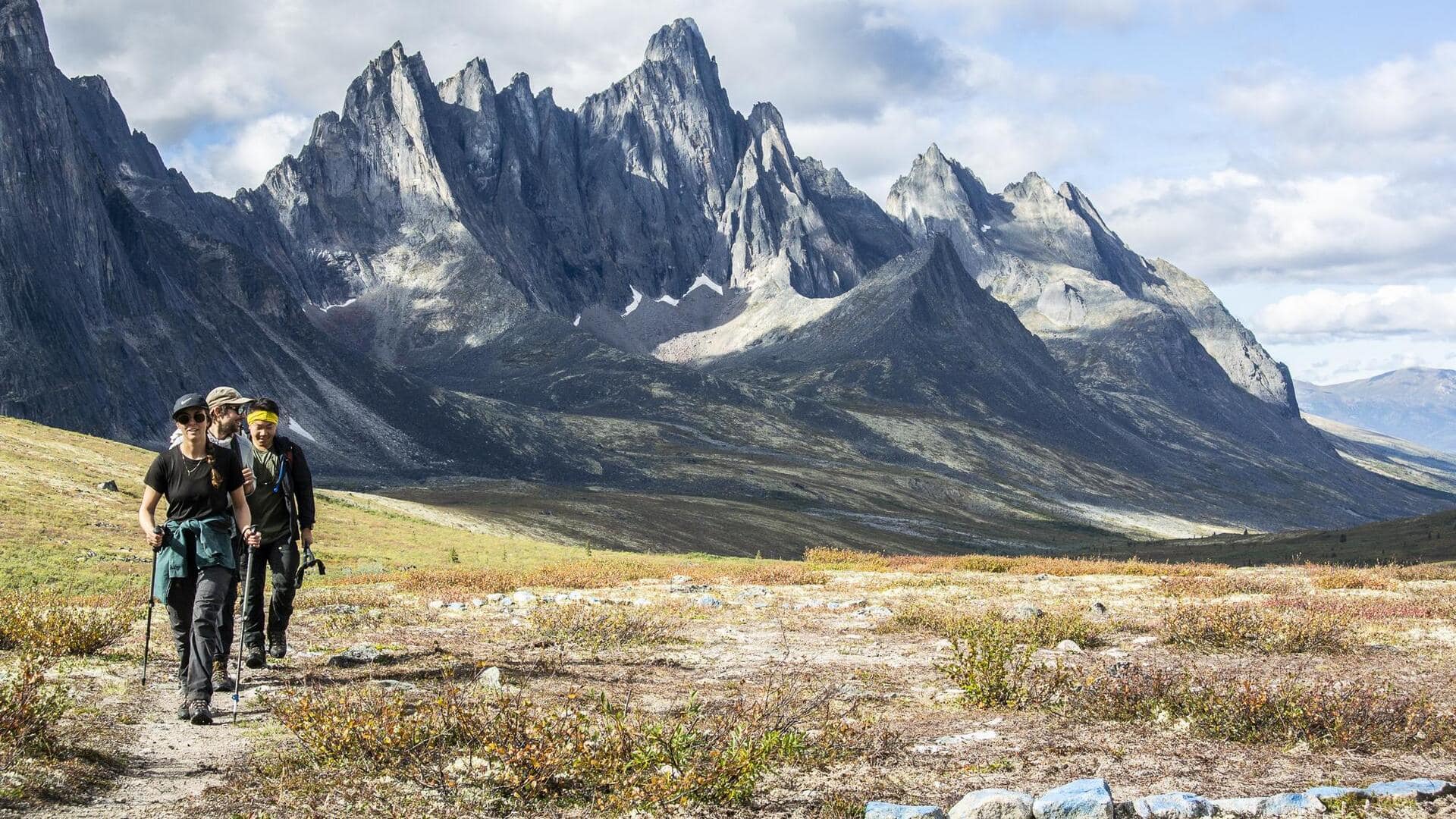 カナダのユーコン準州で静かな山道を探る
