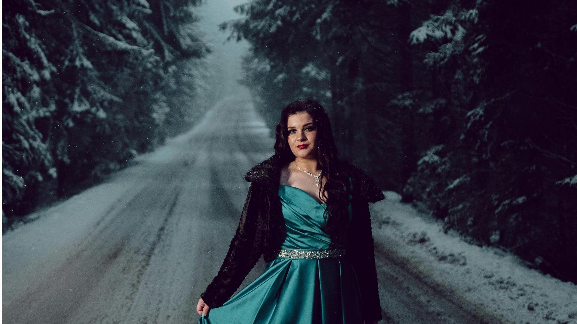 サテンのスリップドレスで冬の新しいレイヤリングスタイル5選