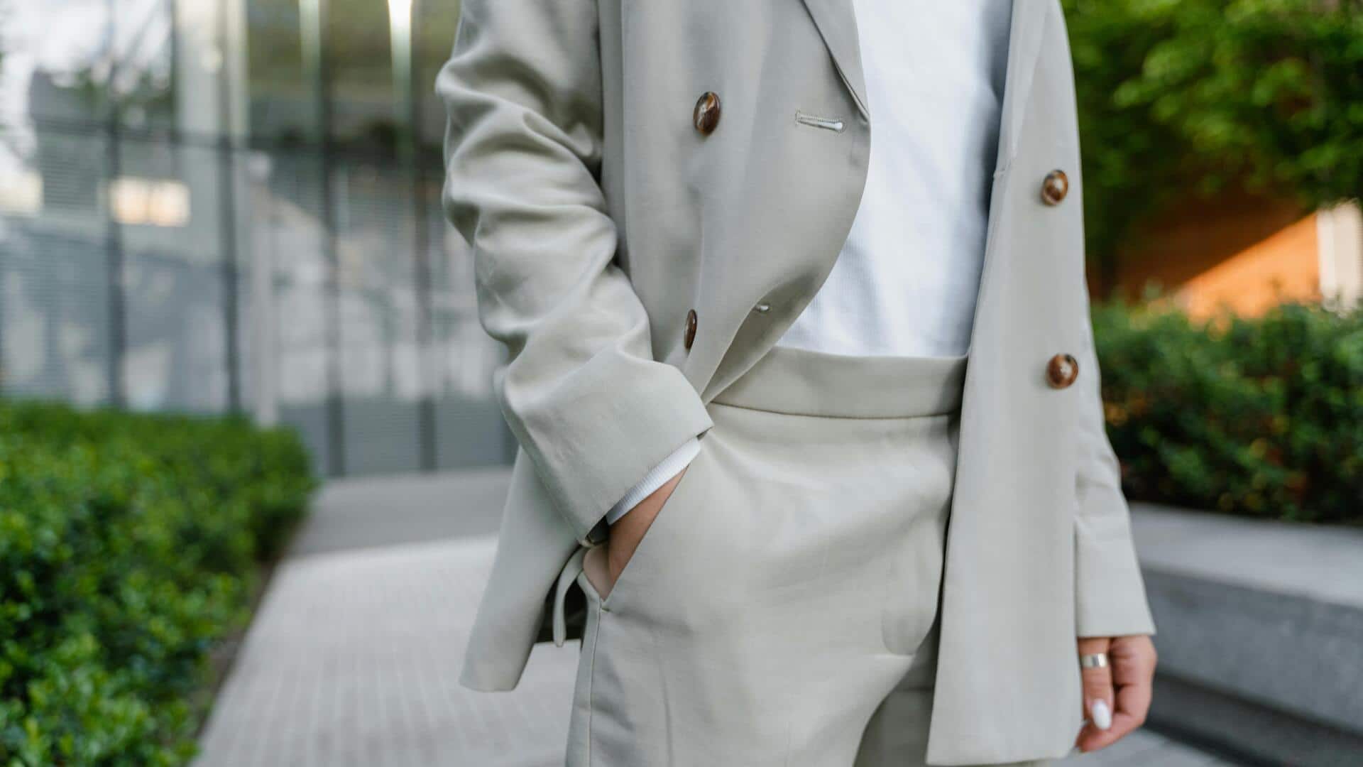 冬の都会ファッションを彩るニュートラルトーンアウターウェア