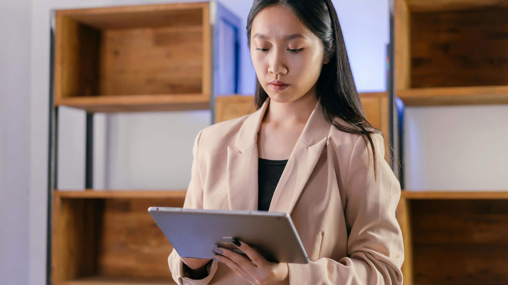 日本のビジネスカジュアルを再定義する冬のニュートラルカラー