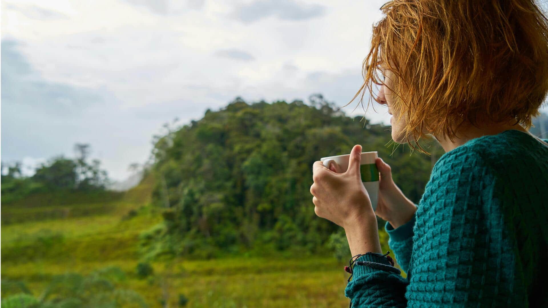 深いエメラルドグリーンで冬のファッションを刷新