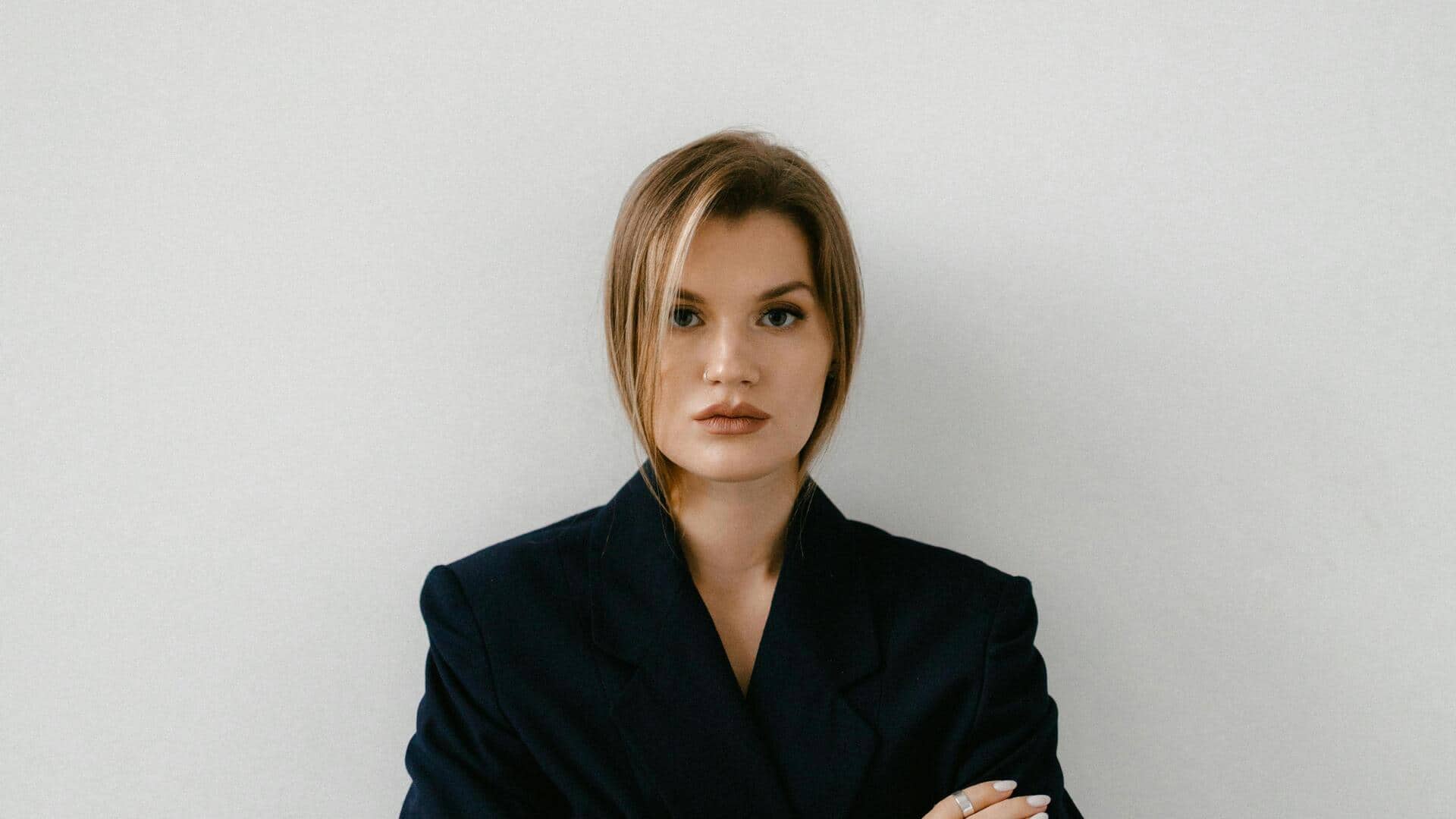 日本の冬オフィスウェアを変えるモダンブレザー