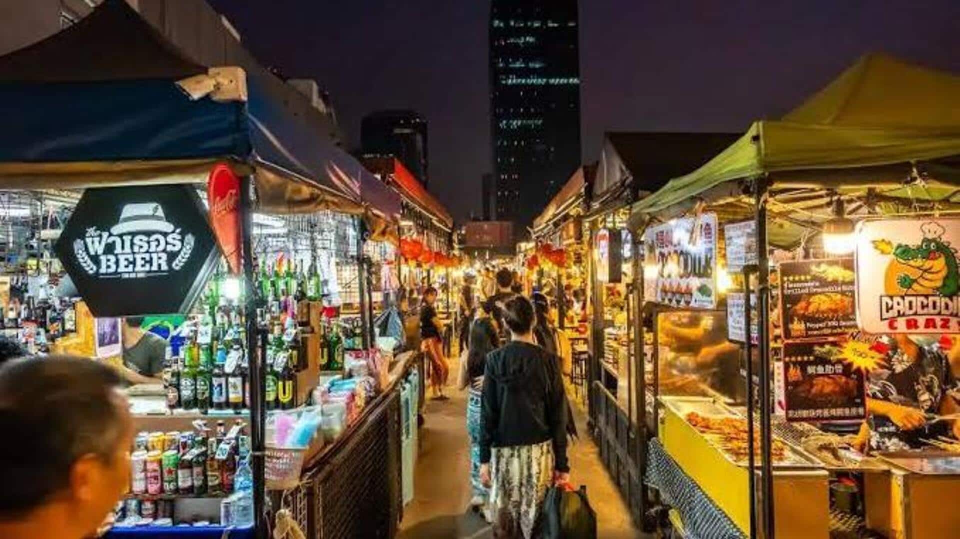 バンコクの夜市：食べ物とお土産の魅力