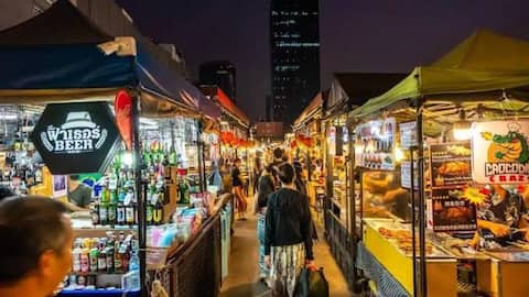 バンコクの夜市：食べ物とお土産の魅力