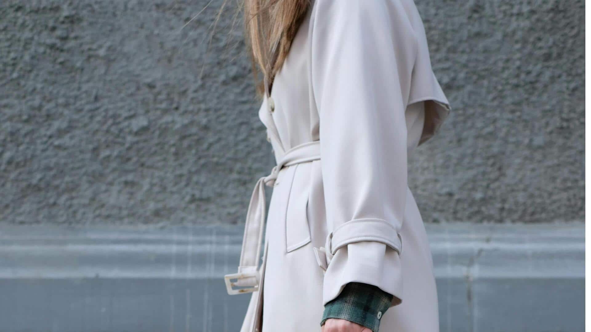 冬の日本オフィスでのトレンチコートスタイリング