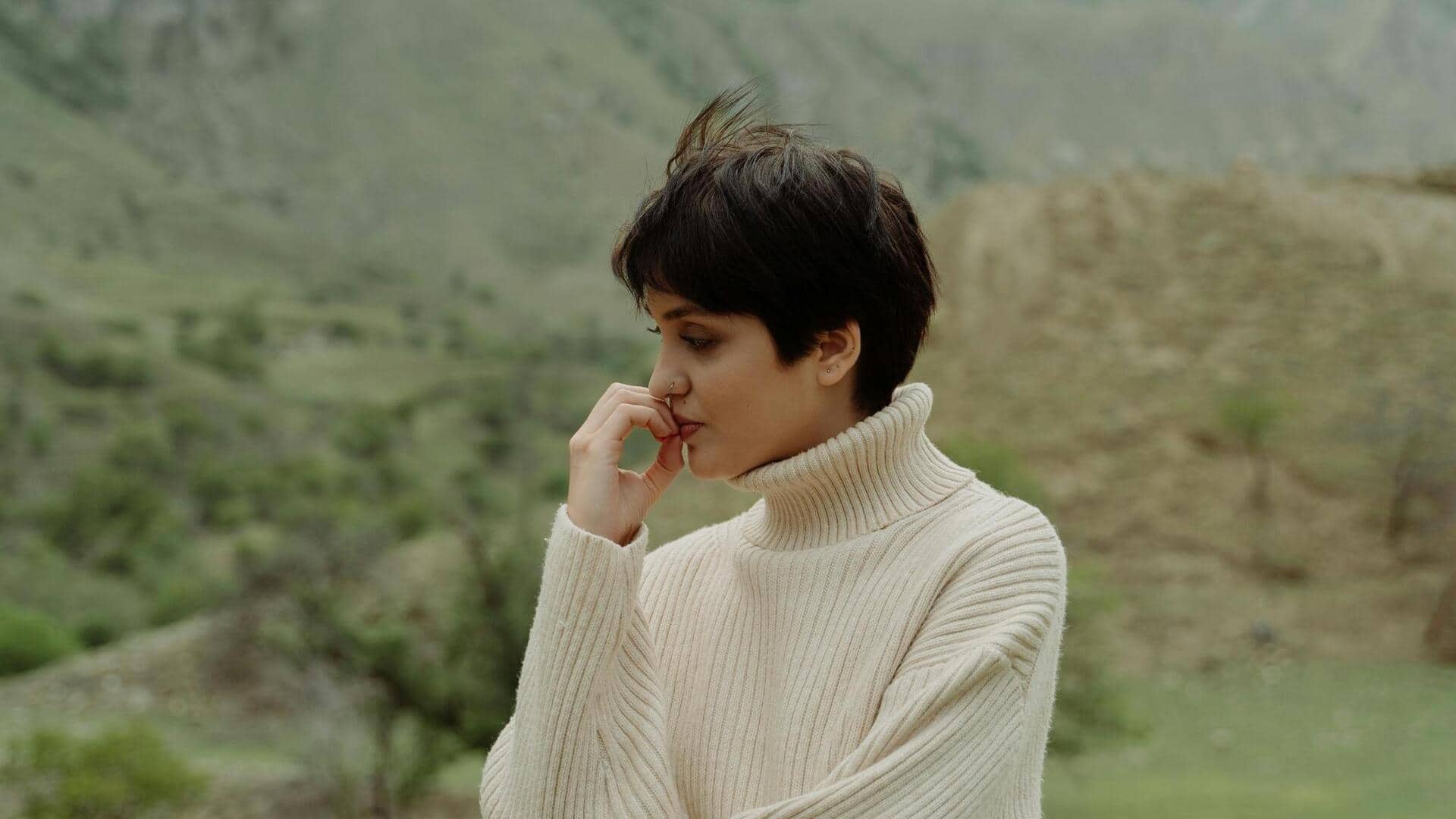 冬のビジネスカジュアルを洗練されたレイヤリングで