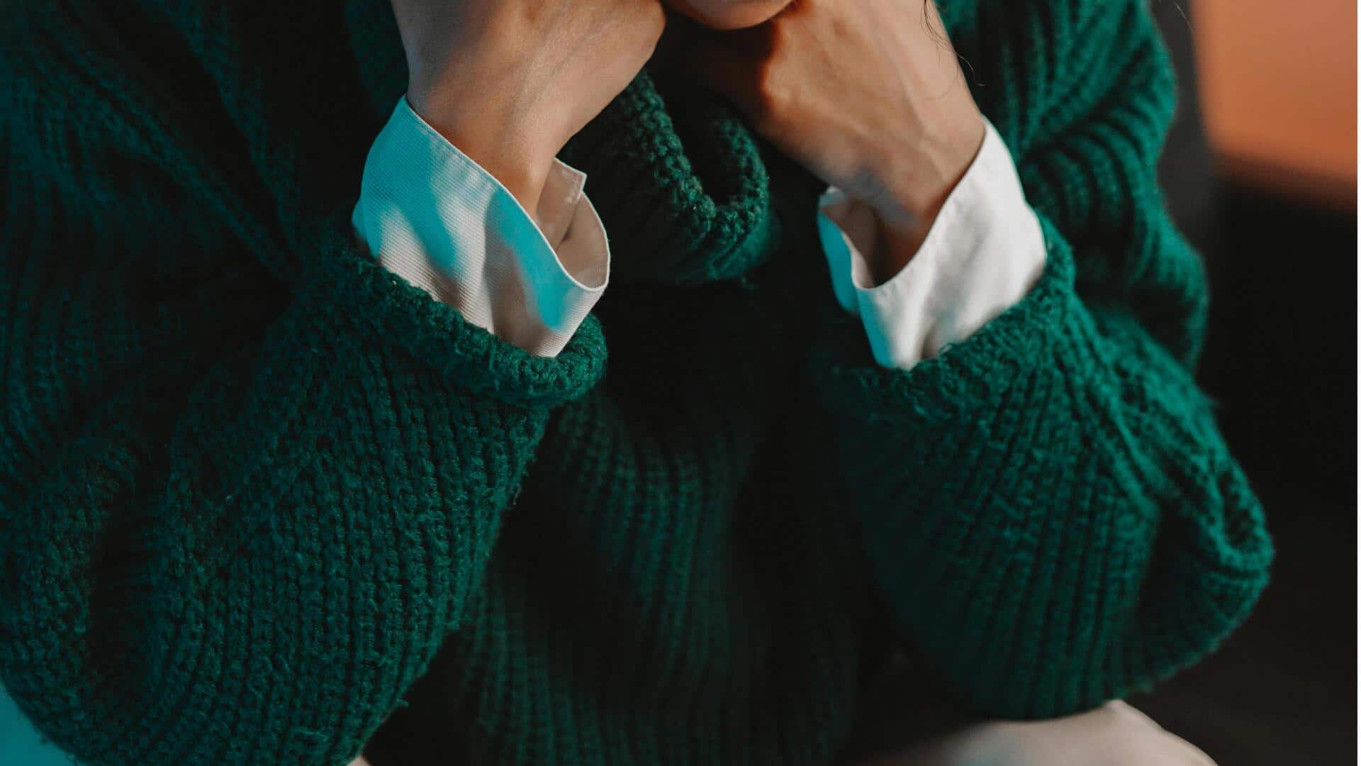 冬のファッションに彩りを添える：落ち着いた宝石色のスタイル