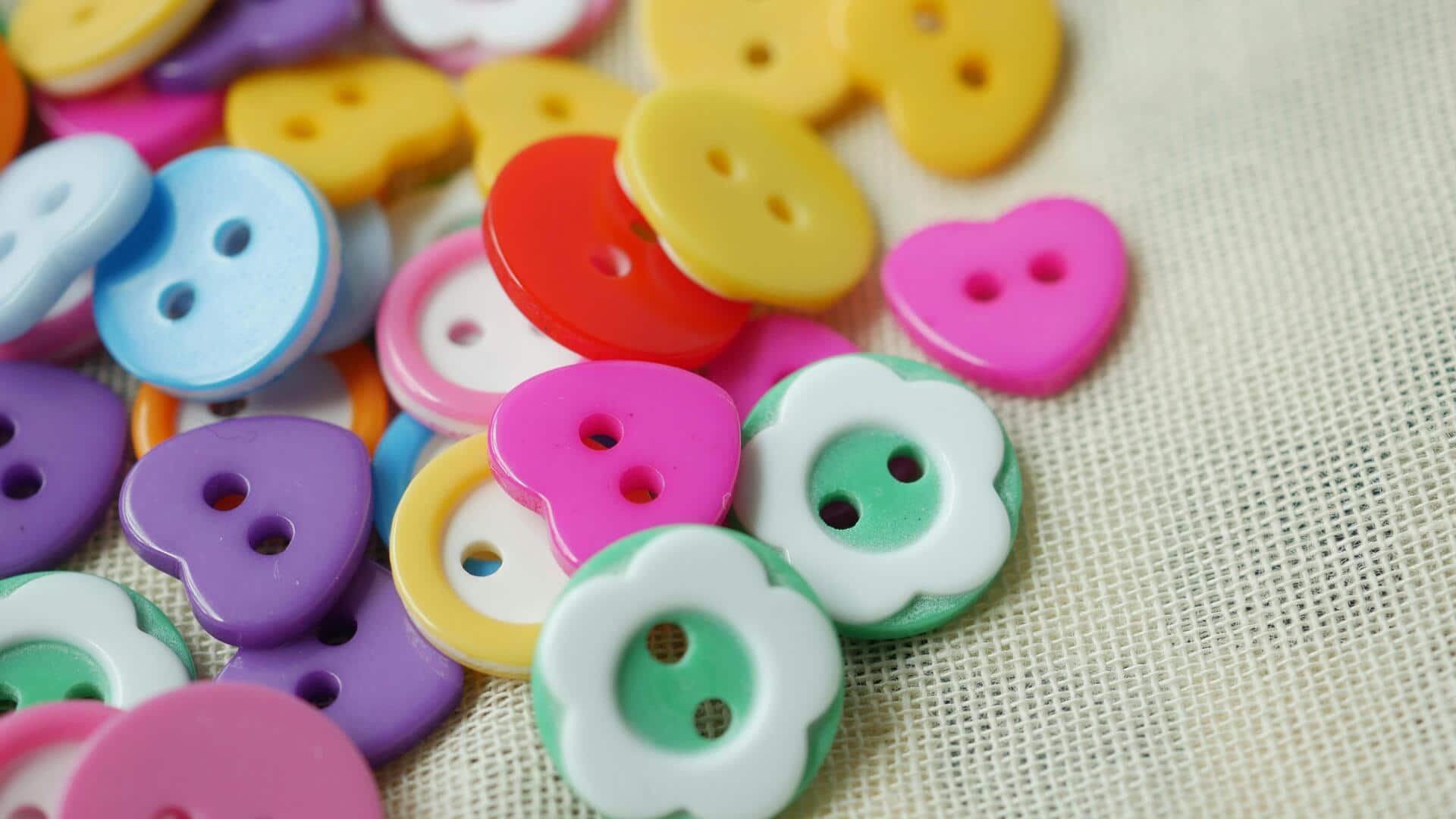 アクリルボタンで冬のオフィスウェアをリフレッシュ