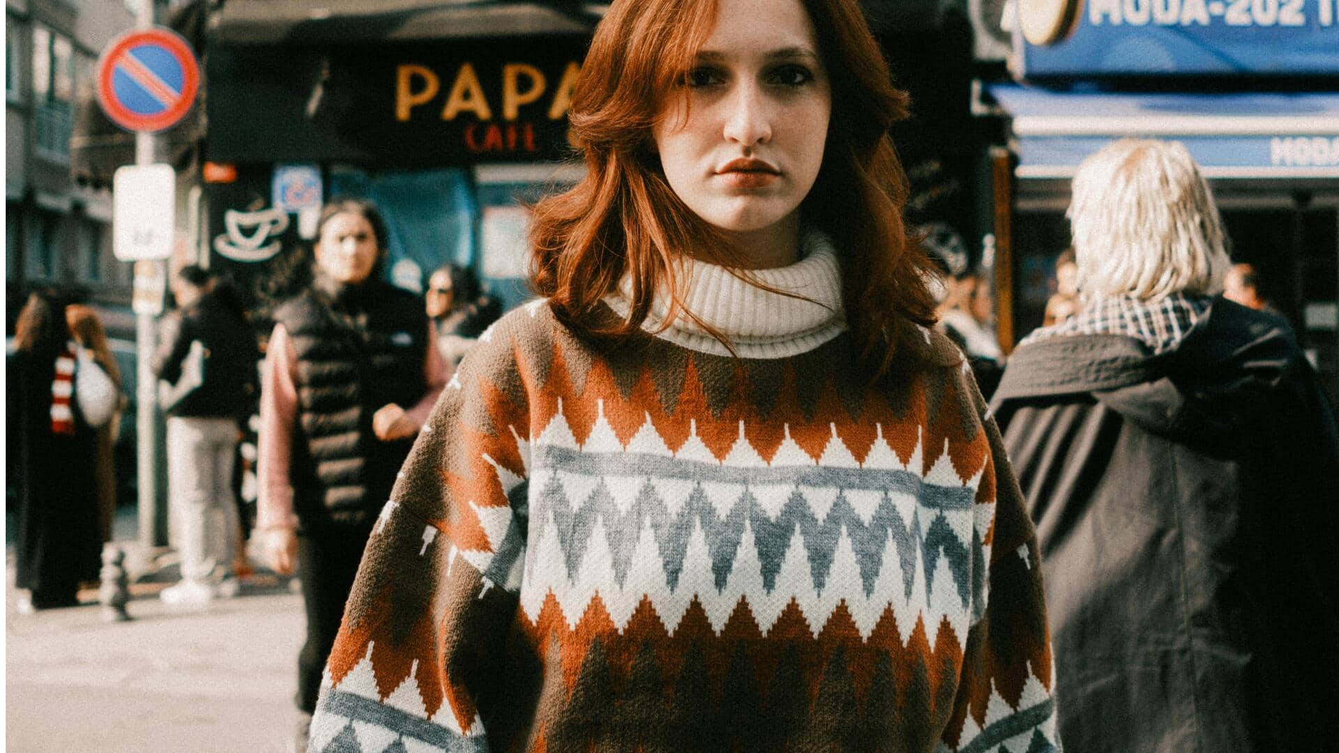 冬のファッション：タートルネックポンチョの5つのスタイリング方法