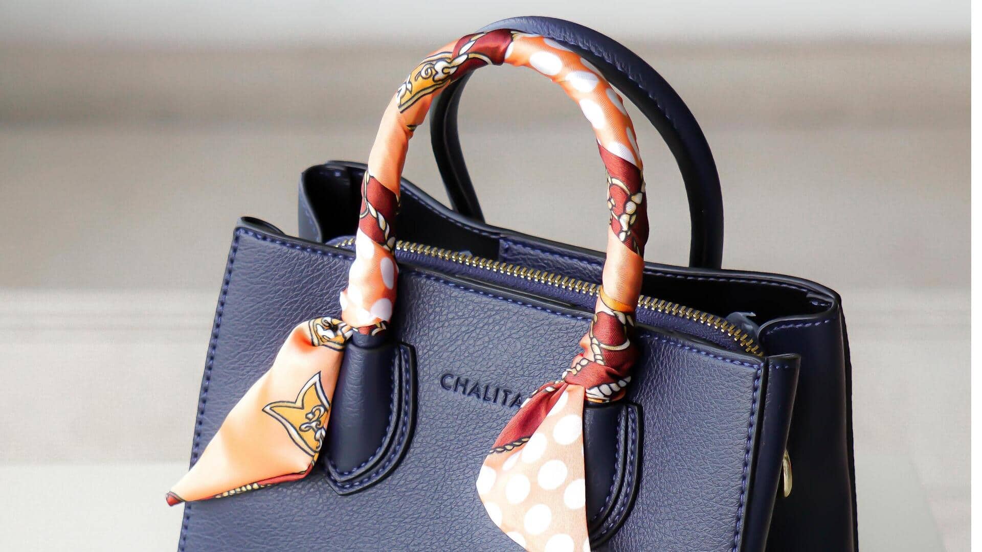 冬のシルクネッカーフをエレガントにスタイリングする5つの方法